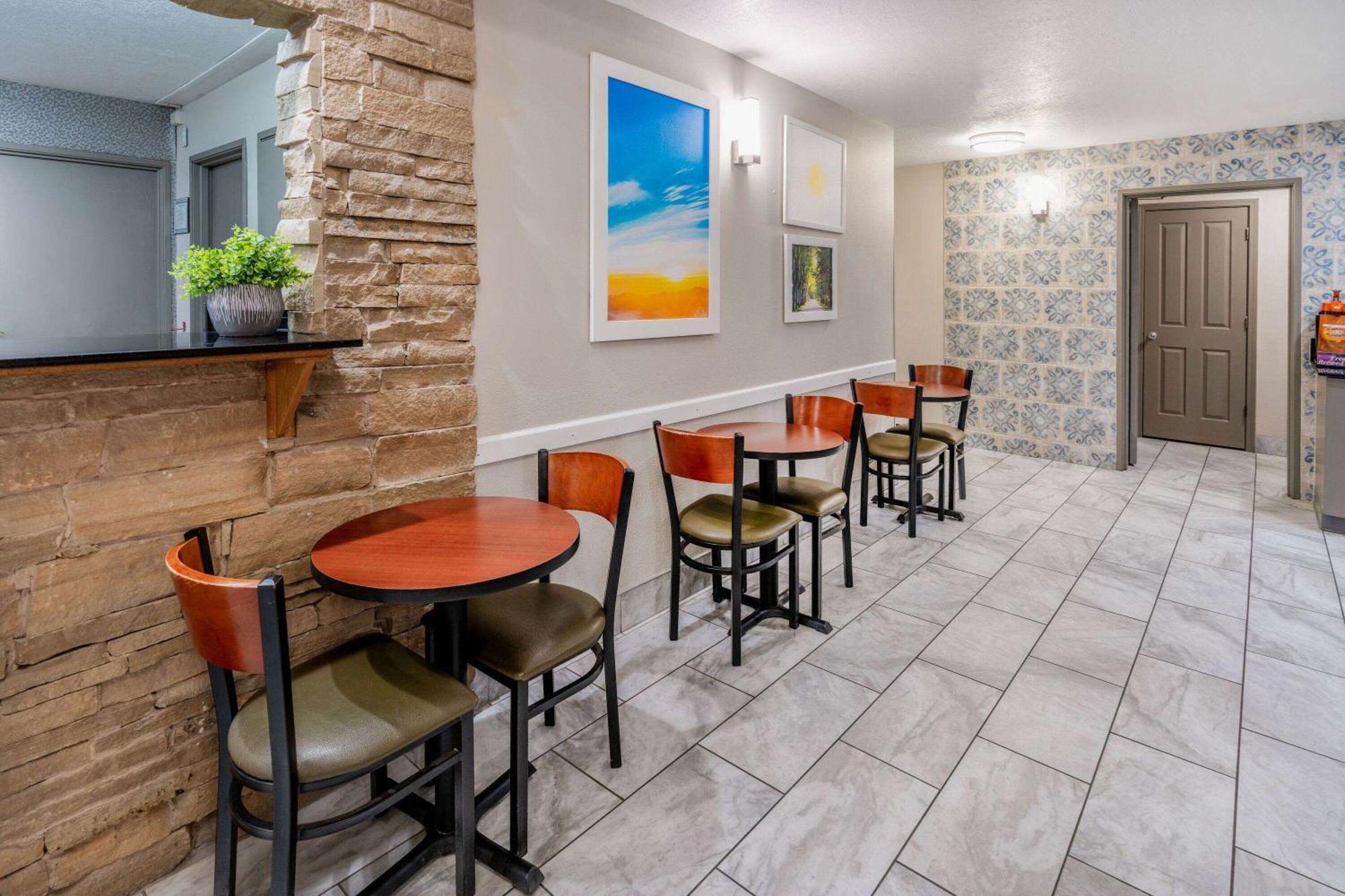 Days By Wyndham Lunas Hotel 2*